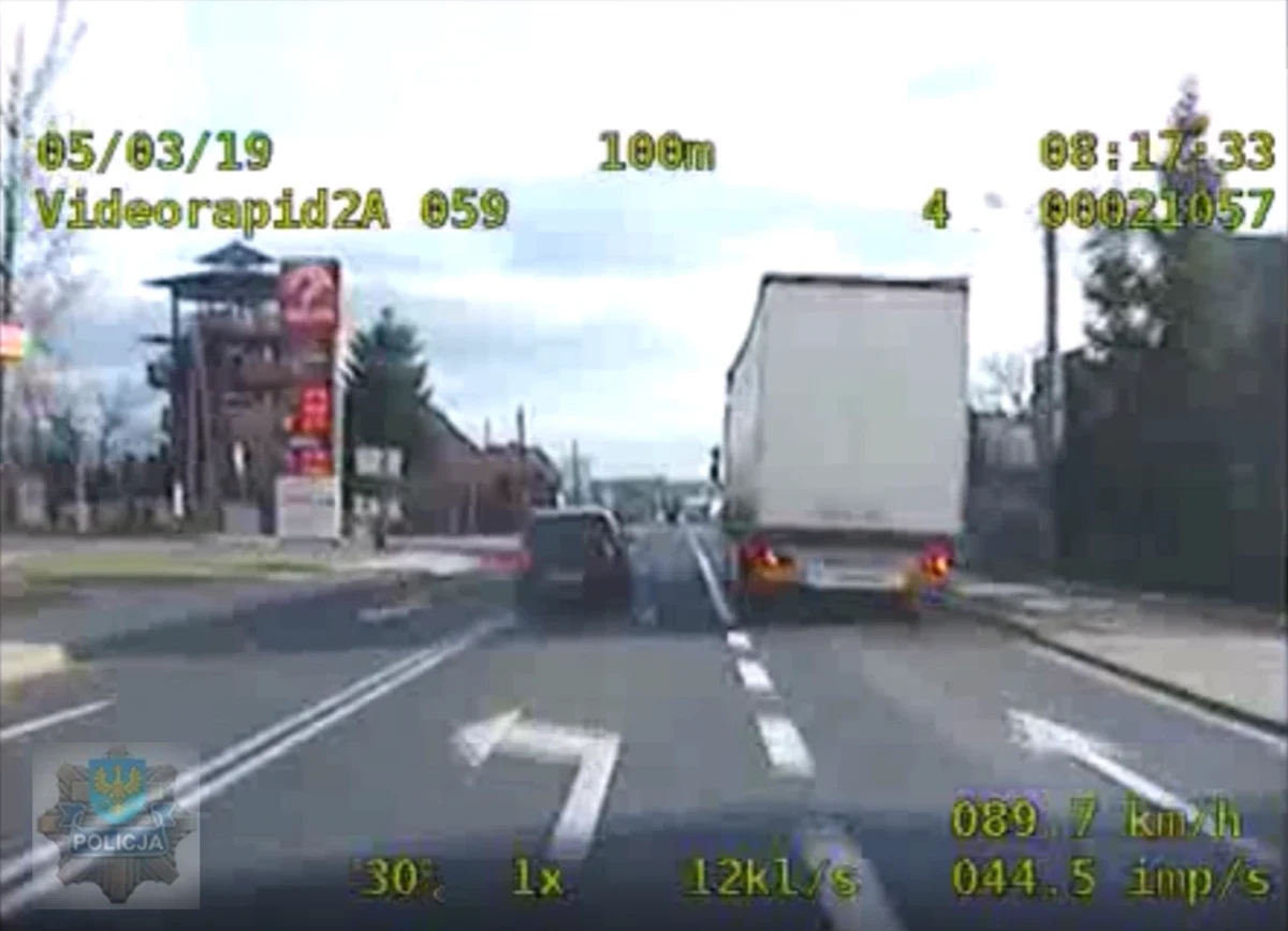 Policja z Prudnika zatrzymała 36-latka, który uciekając przed funkcjonariuszami, wielokrotnie łamał przepisy drogowe. Jak podała KW Policji w Opolu, mężczyzna, omijając blokady, wjeżdżał na chodnik, wyprzedzał na przejściach dla pieszych, jadąc z prędkością przekraczającą 170 km/h.