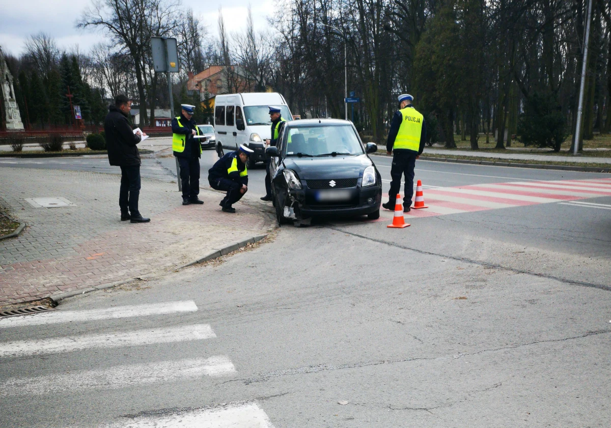 Sędzia Sądu Rejonowego w Zawierciu (Śląskie), prowadząc pod wpływem alkoholu, wjechała w drzewo. Potem odjechała z miejsca zdarzenia. Policję zawiadomił świadek. Kobieta została zatrzymana kilka ulic dalej.