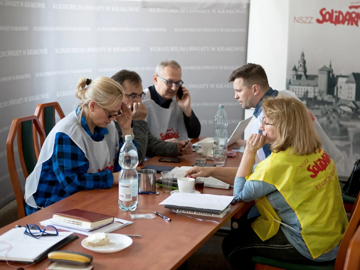 Nauczyciele będą kontynuować okupację w małopolskim kuratorium oświaty w Krakowie aż do chwili pojawienia się tu jakiejkolwiek osoby decyzyjnej w realizacji naszych postulatów - poinformował przewodniczący oświatowej Solidarności Ryszard Proksa.