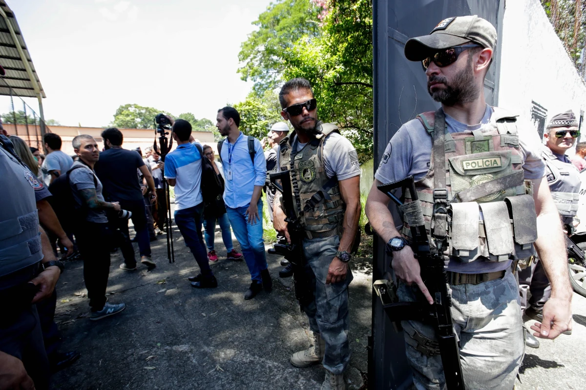 Strzelanina w szkole na przedmieściach Sao Paulo w Brazylii. Zginęło co najmniej osiem osób. Reuters podaje, że 17 osób, w większości dzieci, zostało rannych.