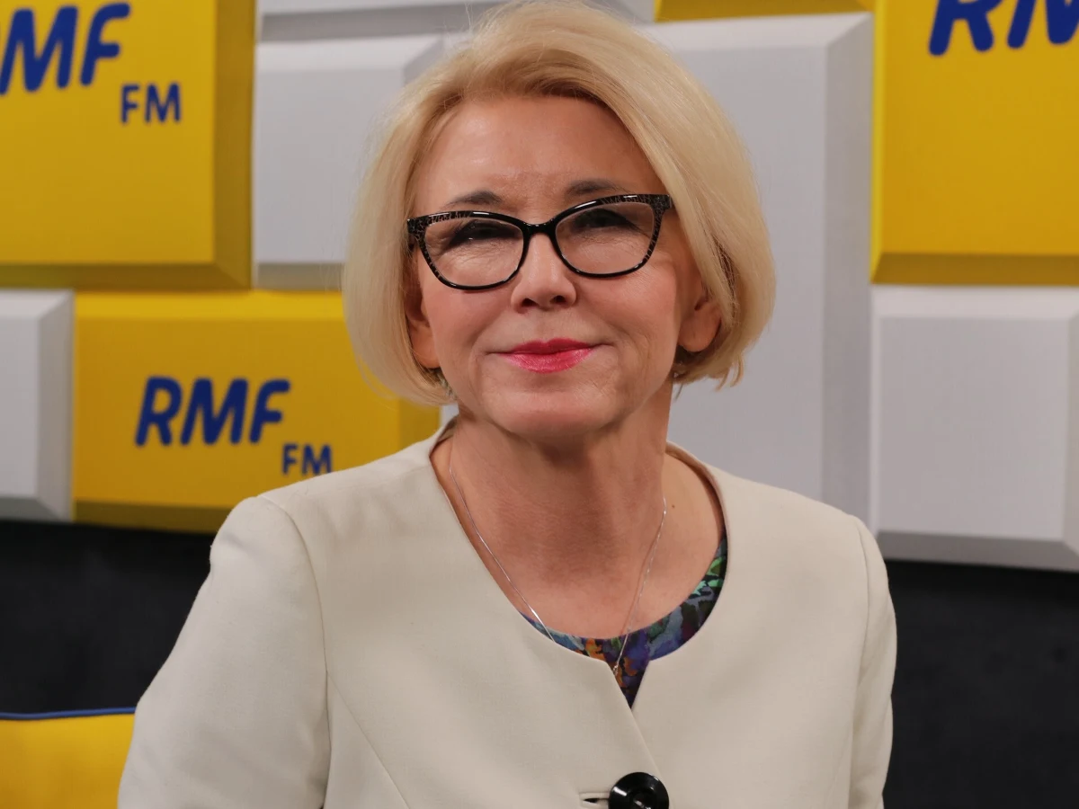 "W konsultacjach wewnętrznych jest propozycja porozumienia, które uelastycznia możliwość powoływania zespołów egzaminacyjnych, w tym zespołów, które nadzorują egzaminy. Myślę, że to będą sytuacje wyjątkowe, chociaż też przyznaję, że jest to na wniosek dyrektorów szkół,którzy chcą mieć taki instrument.(...) Dajemy możliwość, w sytuacjach kiedy będzie taka potrzeba, powoływania do zespołów egzaminacyjnych nauczycieli-emerytów, a także nauczycieli z innych szkół" - mówi w Popołudniowej rozmowie w RMF FM wiceminister edukacji narodowej Marzena Machałek.