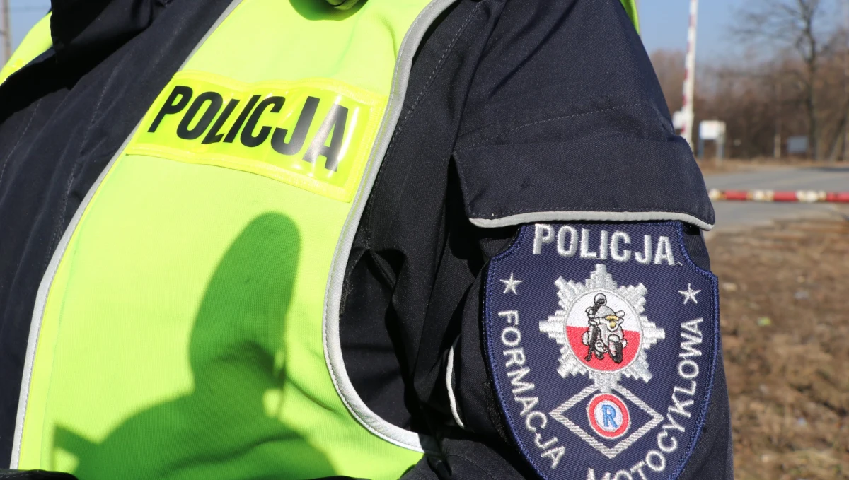 Nazwisko policjanta na mundurze - obowiązkowe. Jak dowiedział się reporter RMF FM, resort spraw wewnętrznych i administracji uporządkował wreszcie bałagan z imiennymi identyfikatorami. Jest projekt rozporządzenia, które wpisuje te tabliczki do tak zwanych policyjnych norm umundurowania, ujednolica je i nakazuje ich zakup jednostkom policji. 