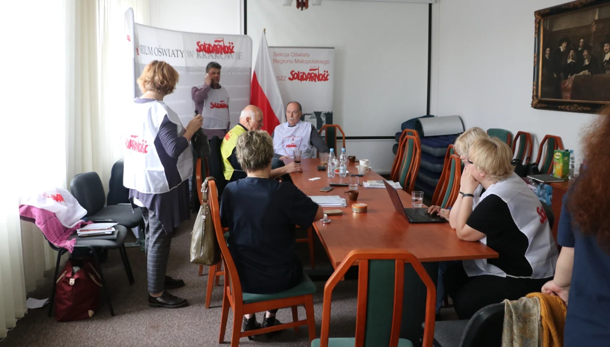 ​W poniedziałek protestowało 7 nauczycieli, dziś małopolskie kuratorium oświaty w Krakowie okupuje już 15 pedagogów  Domagają się przede wszystkim podwyżek i spotkania z przedstawicielami rządu.