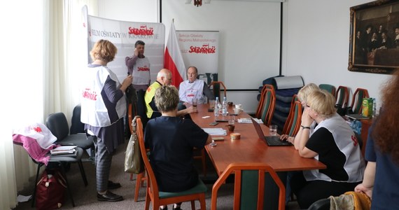 ​W poniedziałek protestowało 7 nauczycieli, dziś małopolskie kuratorium oświaty w Krakowie okupuje już 15 pedagogów  Domagają się przede wszystkim podwyżek i spotkania z przedstawicielami rządu.