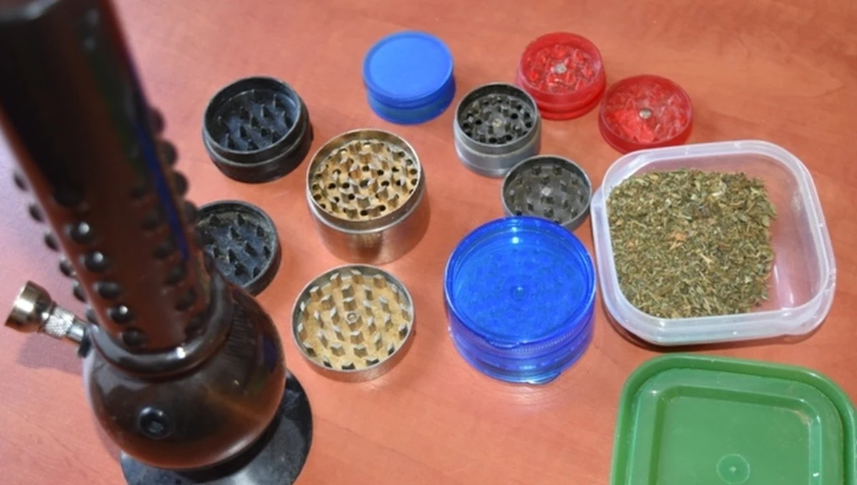 Policjanci ze Śremu (wielkopolskie) przyjechali do mieszkania 18-latka, by zatrzymać jego znajomego, który włamywał się do piwnic. Zamiast niego - znaleźli ukryte pod wanną narkotyki i 6 młynków do mielenia suszu marihuany.