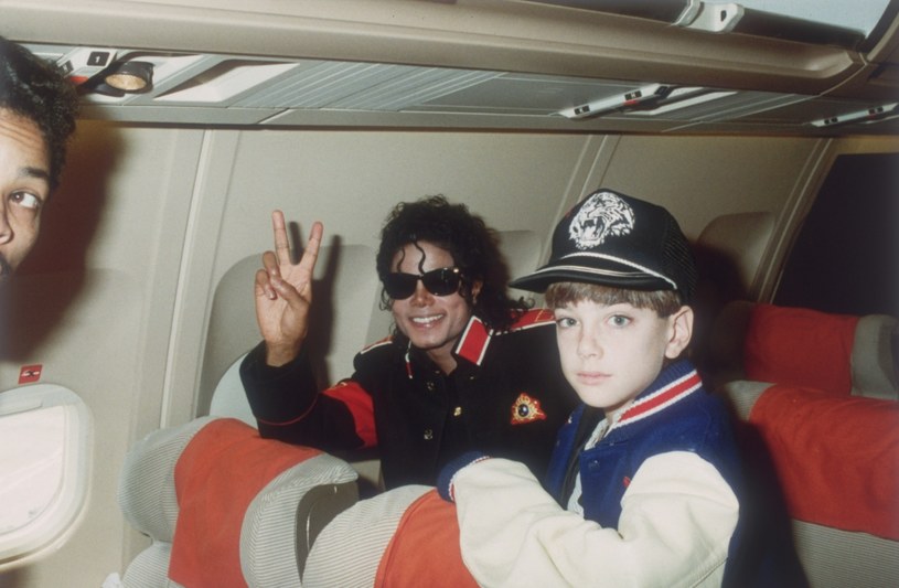 Serwis TMZ dotarł do nagrania z 1989 roku, na którym widać jak Michael Jackson kupował pierścionek Jamesowi Safechuckowi. Biżuteria kupowana ówczesnemu 10-latkowi była jednym z wątków w dokumencie "Leaving Neverland". 