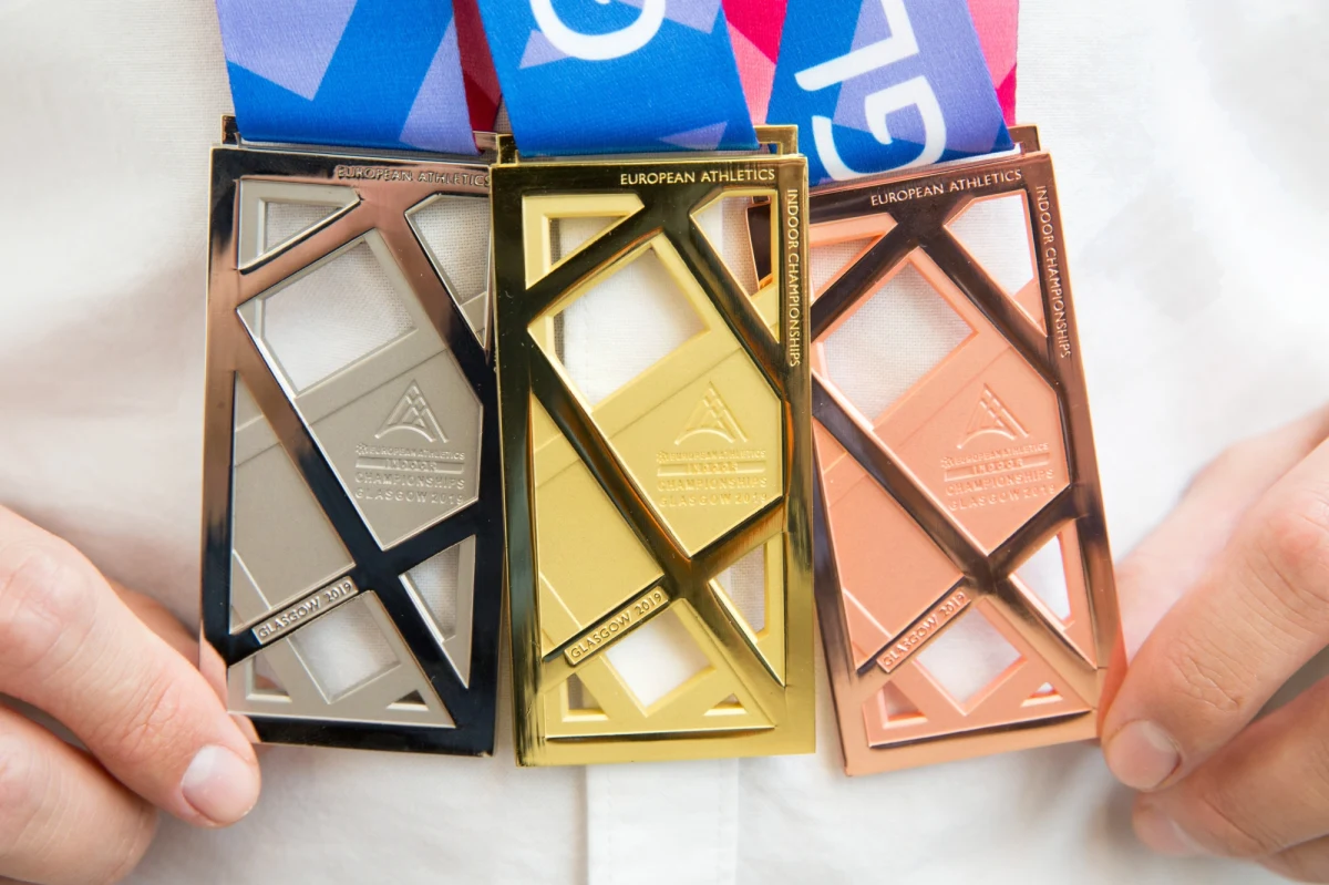 Pięć złotych medali, dwa srebrne i zwycięstwo w klasyfikacji medalowej – to dorobek polskich lekkoatletów z halowych mistrzostw Europy w Glasgow. Najważniejsza impreza sezonu dopiero przed nimi. Pod koniec września w Katarze ruszą mistrzostwa świata na otwartym stadionie. Ze względu na panujące tam temperatury, czempionat trzeba było przesunąć na jesień. Zawodnicy twierdzą, że rodzi to pewne problemy w przygotowaniach. Co na to prezes PZLA? Czy Henryk Olszewski ma pomysł, jak podtrzymać dobrą passę w polskiej lekkoatletyce? Skąd biorą się talenty i jak je kształtować? O tym wszystkim z prezesem związku rozmawiał Paweł Pawłowski.