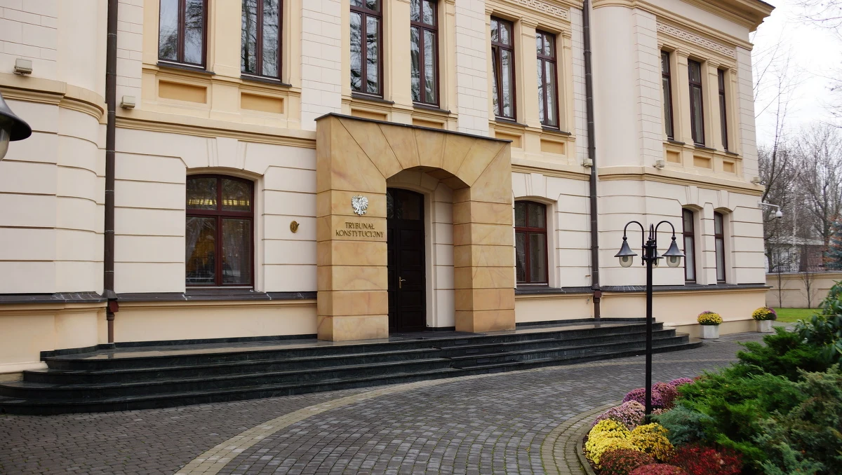 Nie będzie dziś wyroku Trybunału Konstytucyjnego ws. wyboru sędziów KRS przez Sejm. Po rozprawie niejawnej Trybunał odroczył posiedzenie i wydanie wyroku do 25 marca. Prawdopodobnie ma to związek ze wskazywanym przez nas we wtorek pominięciem w procedurze udziału Rzecznika Praw Obywatelskich. Ustawowy termin na zajęcie przez RPO stanowiska upływa 22 marca - wydanie wyroku przed tym dniem było niemożliwe. Cała sprawa to efekt pośpiechu, narzuconego przez wyznaczony na najbliższy wtorek termin rozprawy przed europejskim Trybunałem Sprawiedliwości. 