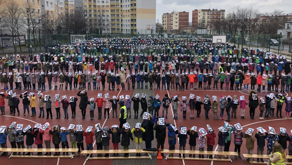Około 900 osób: uczniów i nauczycieli Szkoły Podstawowej nr 27 w Katowicach ustawiło się na boisku z cyframi, które są rozwinięciem dziesiętnym liczby Pi. Zakończyła się próba pobicia rekordu Guinessa w prezentacji niezwykłej liczby, która ma dziś swoje święto. 