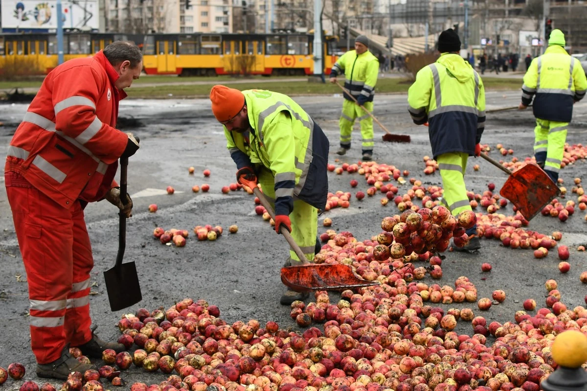 Kolejnych kilkunastu rolników, którzy brali udział we wczorajszym proteście na Placu Zawiszy w Warszawie, ma usłyszeć zarzuty - dowiedział się reporter RMF FM. Wczoraj protestujący na rondzie rozsypali jabłka, zapalili słomę i opony. Już w środę 8 uczestników akcji zostało zatrzymanych. 