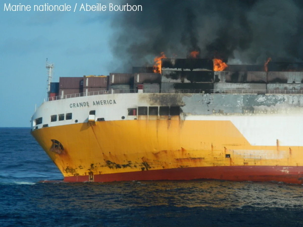 Katastrofa ekologiczna u atlantyckich wybrzeży Francji po zatonięciu włoskiego transportowca Grande America. Z wraku wyciekają tysiące ton paliwa i innych szkodliwych dla środowiska substancji chemicznych. 