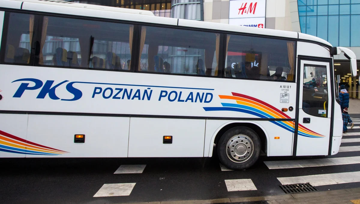 Przedsiębiorstwo jest nierentowne - to w skrócie uzasadnienie władz Poznania dotyczące planów likwidacji poznańskiego PKS. Firma od 2010 roku należy do miasta. Niedawno na biurka urzędników trafiły wyniki analizy przeprowadzonej przez biegłego rewidenta. Wynika z nich, że jeśli miasto chciałoby utrzymać przewozy - będzie musiało do nich dopłacać. Urzędnicy przygotowali więc pięć projektów uchwał dotyczących dalszych losów PKS-u. "Jeśli którakolwiek z nich zostanie przyjęta, oznacza to podzielenie spółki i likwidację wszystkich połączeń od lipca 2019 roku" - mówi Dorota Duda-Mosielska z PKS Poznań.