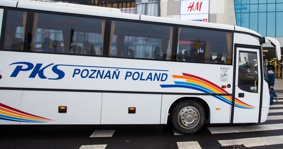 Przedsiębiorstwo jest nierentowne - to w skrócie uzasadnienie władz Poznania dotyczące planów likwidacji poznańskiego PKS. Firma od 2010 roku należy do miasta. Niedawno na biurka urzędników trafiły wyniki analizy przeprowadzonej przez biegłego rewidenta. Wynika z nich, że jeśli miasto chciałoby utrzymać przewozy - będzie musiało do nich dopłacać. Urzędnicy przygotowali więc pięć projektów uchwał dotyczących dalszych losów PKS-u. "Jeśli którakolwiek z nich zostanie przyjęta, oznacza to podzielenie spółki i likwidację wszystkich połączeń od lipca 2019 roku" - mówi Dorota Duda-Mosielska z PKS Poznań.