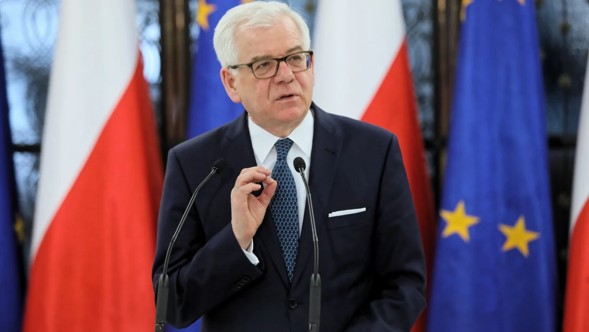 „Dążenie Polski, by stać się rdzeniem obecności wojskowej NATO i USA w regionie jest realne” - mówił w Sejmie szef MSZ Jacek Czaputowicz. Opowiedział się za odnowieniem współpracy w Trójkącie Weimarskim i kontynuowaniem dialogu z Izraelem; podkreślał znaczenie członkostwa w UE dla modernizacji Polski.