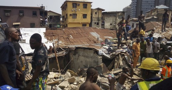 Nigeryjskie władze poinformowały w czwartek o wstrzymaniu akcji poszukiwawczej na miejscu środowej katastrofy budowlanej w Lagos w Nigerii. W środę wieczorem podano, że spod gruzów wydobyto osiem ciał i 37 żywych osób. Nie wiadomo, ile osób jest uznawanych za zaginione.