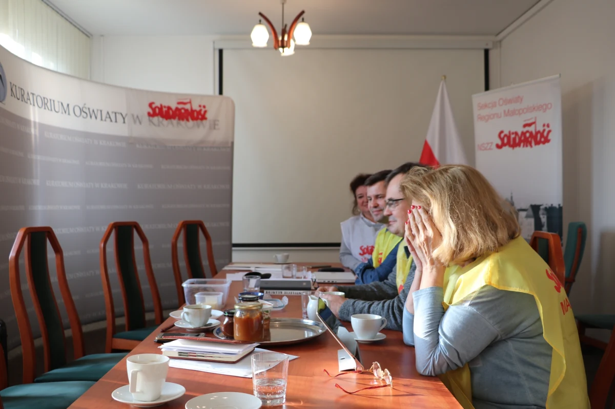 Nauczyciele z sekcji oświatowej „Solidarności” rozpoczęli piąty dzień okupacji kuratorium w Krakowie. Akcja ma charakter rotacyjny. W piątek uczestniczy w niej 12 osób.