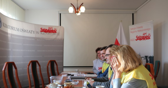 Nauczyciele z sekcji oświatowej „Solidarności” rozpoczęli piąty dzień okupacji kuratorium w Krakowie. Akcja ma charakter rotacyjny. W piątek uczestniczy w niej 12 osób.