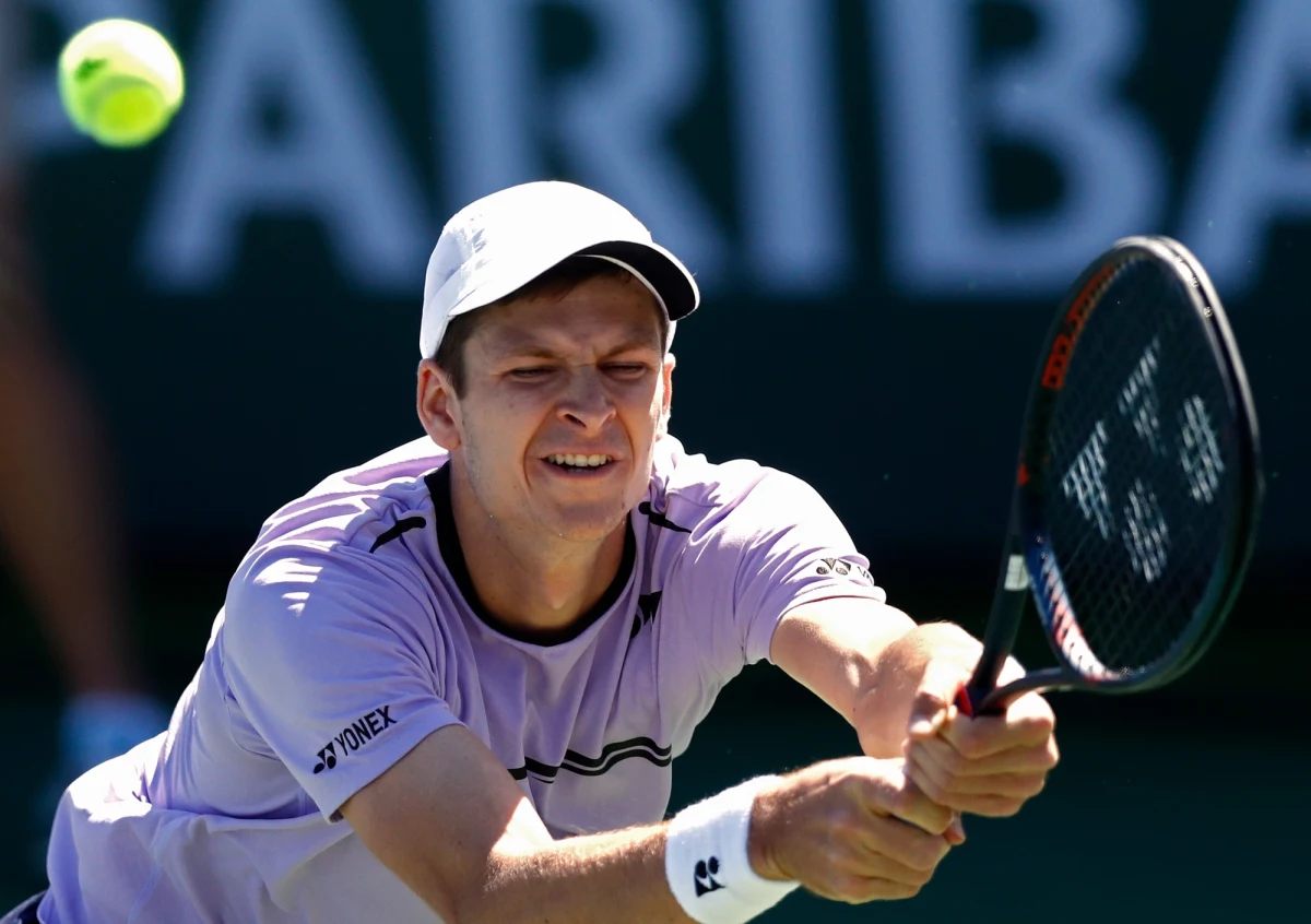 Hubert Hurkacz awansował do ćwierćfinału tenisowego turnieju ATP rangi Masters 1000 w Indian Wells. Polak pokonał rozstawionego z numerem 24. Kanadyjczyka Denisa Shapovalova 7:6 (7-3), 2:6, 6:3. Jego kolejnym rywalem będzie Szwajcar Roger Federer (nr 4.).