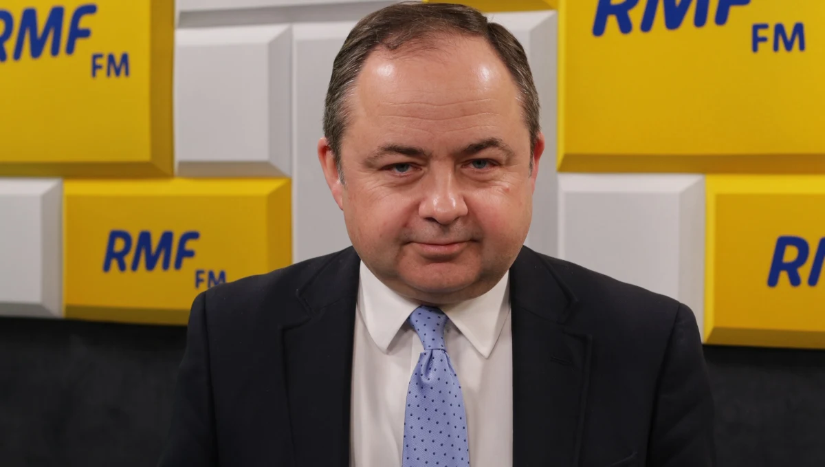 "Jesteśmy na samym końcu procedowania rozporządzenia, które zaoferuje Wielkiej Brytanii na zasadach wzajemności ruch bezwizowy, nawet gdyby się okazało, że chaotyczny, nerwowy brexit nastąpi po 29 marca" - mówił w Porannej rozmowie w RMF FM Konrad Szymaski. "Nie spodziewam się zaburzeń, które dotknęłyby bezpośrednio obywateli, być może z wyjątkiem technicznych problemów jeśli chodzi np. o tempo odprawy. Nie miałbym tu większych obaw" - uspokajał gość Roberta Mazurka. "Głównym problemem upadku umowy są przede wszystkim kwestie handlowe. Gdyby się okazało, że nagle musimy używać reguł WTO, Wielka Brytania stałaby się krajem trzecim dla Unii Europejskiej, pojawiłyby się cła. Dużo większym problemem są bariery pozataryfowe i techniczne problemy z dostępem do rynku brytyjskiego. Szukamy metody na to, żeby odprawy celne, nawet gdyby się okazało, że są konieczne, żeby przebiegały możliwie szybko i możliwie poza Calais. Myślę, że polski rząd jest jednym z najlepiej przygotowanych na wypadek upadku umowy" - zauważył wiceszef MSZ. Według niego możemy spodziewać się albo technicznego wydłużenia brexitu do 30 czerwca - czyli takiego, które nie powodowałoby konieczności przeprowadzenia wyborów europejskich w Wielkiej Brytanii, albo wydłużenia znaczącego, które otwierałoby drogę do jakiś nowych scenariuszy politycznych, np. za rok.