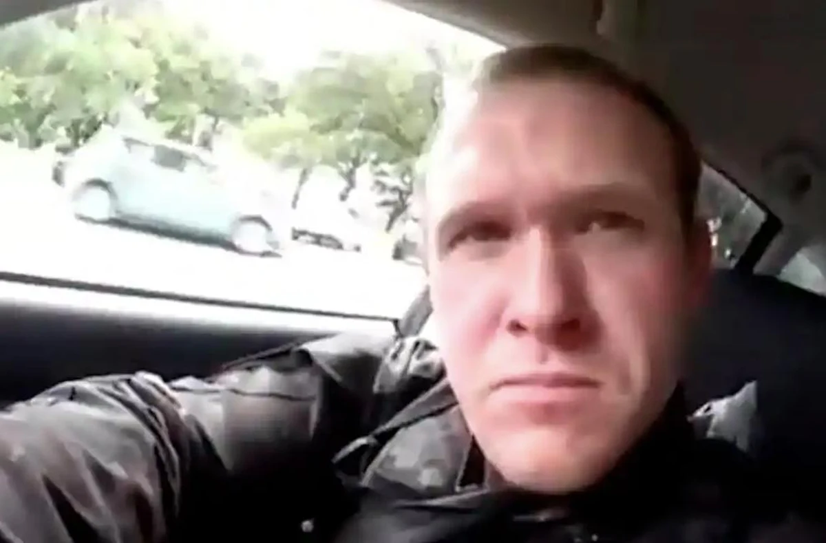 28-letni sprawca masakry w meczetach w Christchurch w Nowej Zelandii transmitował na żywo na Facebooku swój atak na muzułmanów. Brenton Tarrant wcześniej napisał 74-stronicowy manifest, w którym wychwalał sprawcę strzelaniny na norweskiej wyspie Utoya Andersa Brevika. Pisał też o zamachu na Drottninggatan w centrum Sztokholmu w Szwecji. 
