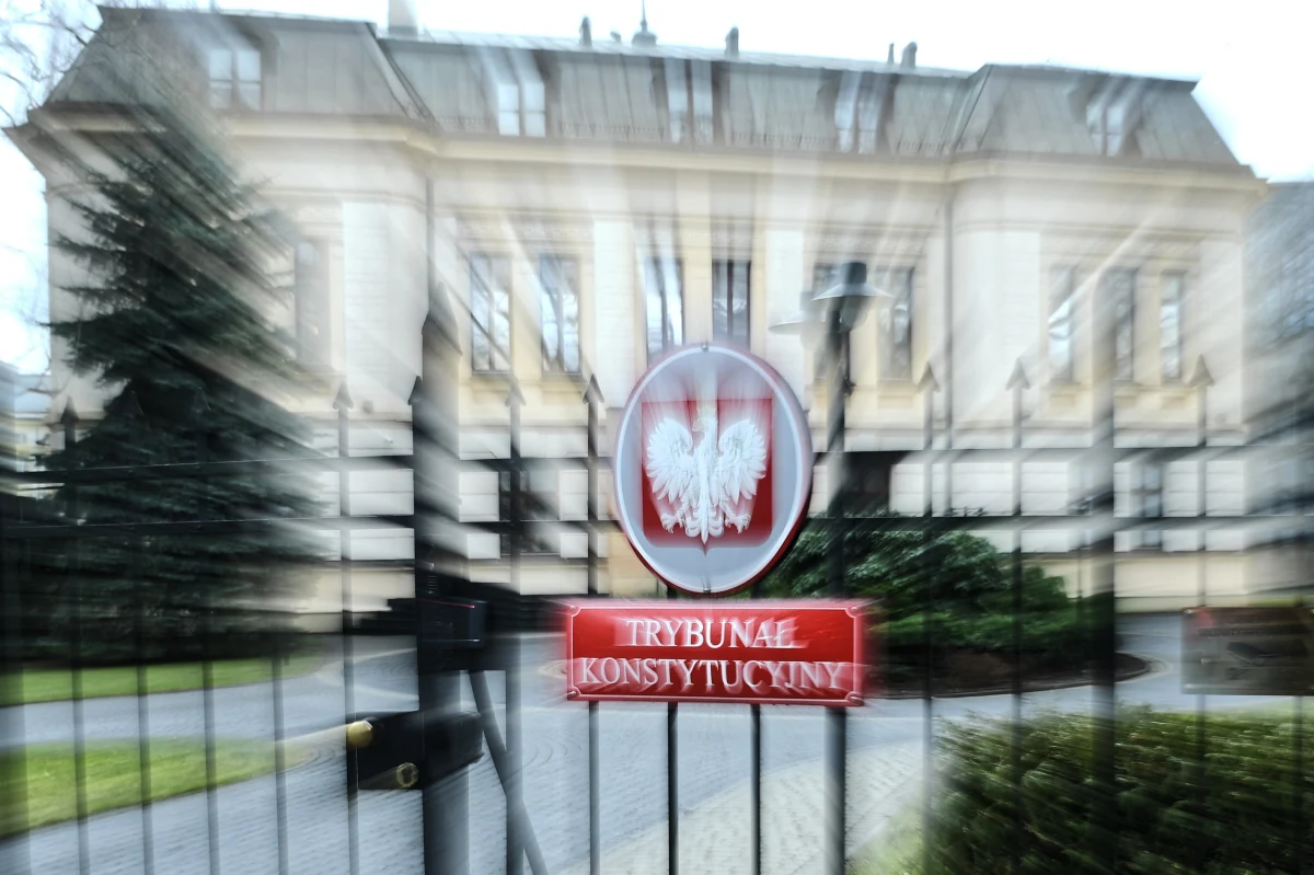 Odraczając wczoraj ogłoszenie wyroku w sprawie KRS Julia Przyłębska wprost przyznała, że "poza wszelkimi procedurami" wpłynął do niej jako prezesa TK wniosek jednego z sędziów, "aby skład orzekający w sprawie podjął określone czynności w ramach orzekania". Na tym poprzestała, choć sprawa powinna być wyjaśniona najgłębiej jak to tylko możliwe.