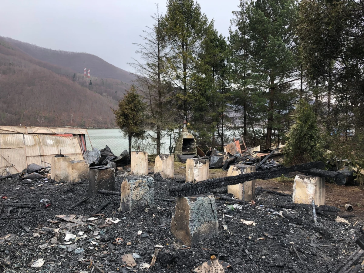 W nocy na terenie stanicy Wodnego Ochotniczego Pogotowia Ratunkowego w Międzybrodziu Bialskim wybuch pożar. Straty są ogromne. Ogień strawił między innymi kosztowny sprzęt. "30 lat naszej pracy w jedną noc poszło z dymem" - mówi Eryk Gazda, prezes Beskidzkiego Wodnego Ochotniczego Pogotowia Ratunkowego.