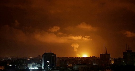 Izraelskie siły przeprowadziły w piątek nad ranem w Strefie Gazy około stu ataków na cele radykalnej palestyńskiej organizacji Hamas - poinformowała w komunikacie armia Izraela. Naloty były odwetem za atak rakietowy z tej palestyńskiej enklawy w kierunku Tel Awiwu.