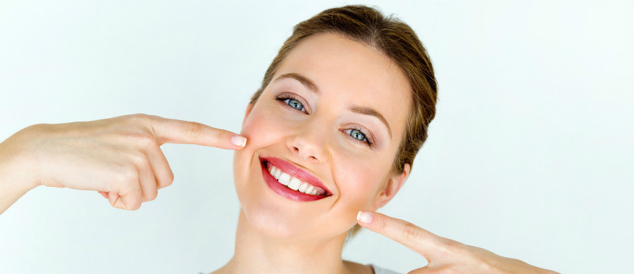Stan zdrowia zębów i jamy ustnej ma znaczący wpływ na zdrowie całego organizmu. „Próchnica, choroby dziąseł i przyzębia, a także wady zgryzu i utrata zębów niosą ogólnozdrowotne konsekwencje” – przestrzega Kamila Wasiluk – stomatolog i ortodonta.