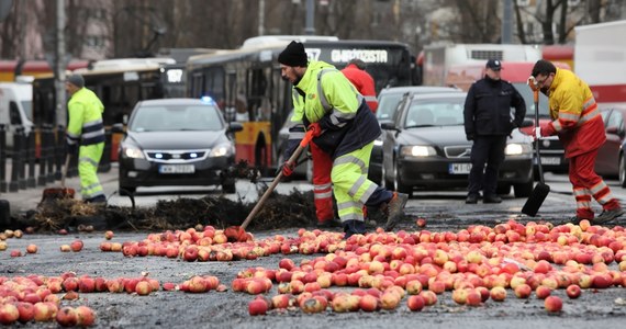 Władze Warszawy wysłały zawiadomienie w sprawie zniszczenia asfaltu na Placu Zawiszy do stołecznej komendy policji. Chodzi o uszkodzenie nawierzchni podczas rolniczego protestu rolników, którzy wysypali na rondzie jabłka, zapalili też słomę i opony. 