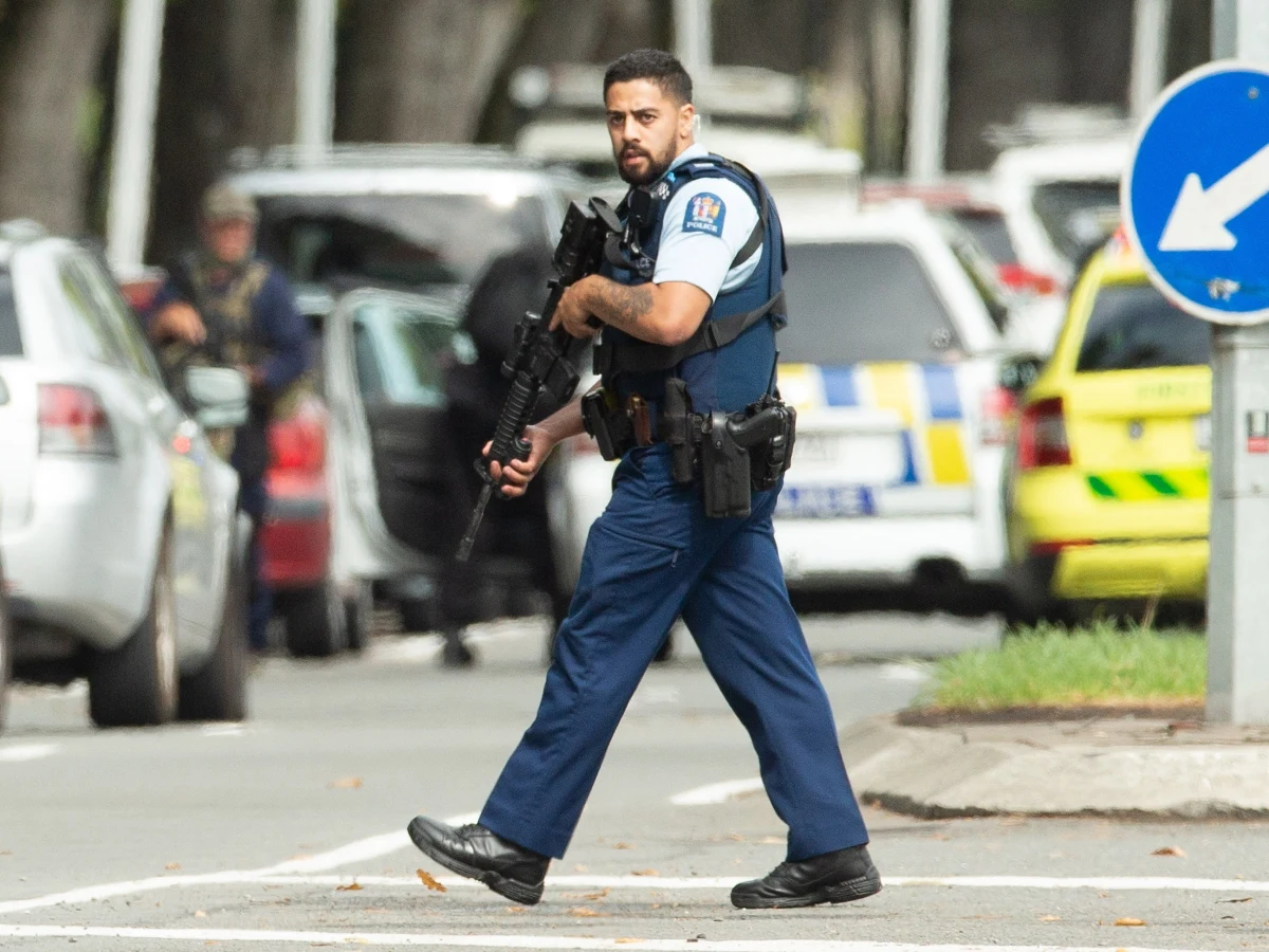 Służby specjalne badają polskie wątki zamachu w Nowej Zelandii - dowiedzieli się reporterzy RMF FM. Chodzi przede wszystkim o ewentualne kontakty napastnika z obywatelami naszego kraju. Badane jest, czy zamachowiec przebywał kiedykolwiek w Polsce. Powodem jest między innymi kilkudziesięciostronicowy manifest, który przed zamachem opublikował jeden z napastników - wymienia w nim nazwę naszego kraju. 
