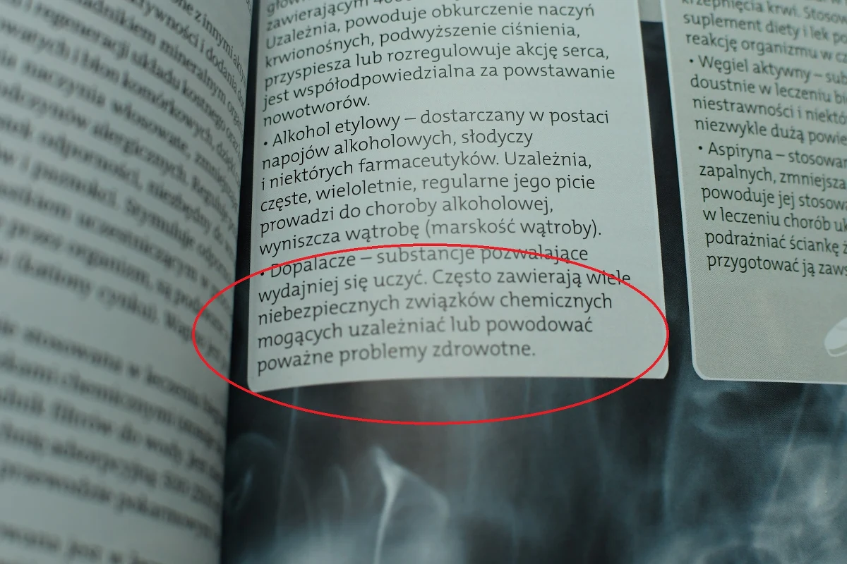 Szokujący fragment poświęcony dopalaczom znalazł się w podręczniku do chemii dla szkół ponadgimnazjalnych. W książce "Ciekawi świata" wydawnictwa Operon Joanny Meszko - sprzed siedmiu lat - można przeczytać, że dopalacze to "substancje pozwalające się wydajniej uczyć". 
