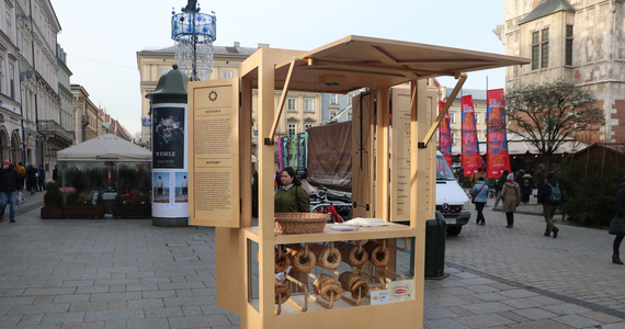Prototypowe mobilne stoiska do sprzedaży jednego z krakowskich symboli – obwarzanka – zostały negatywnie ocenione przez handlarzy. Teraz konstruktorzy będą musieli wykonać je od nowa. 