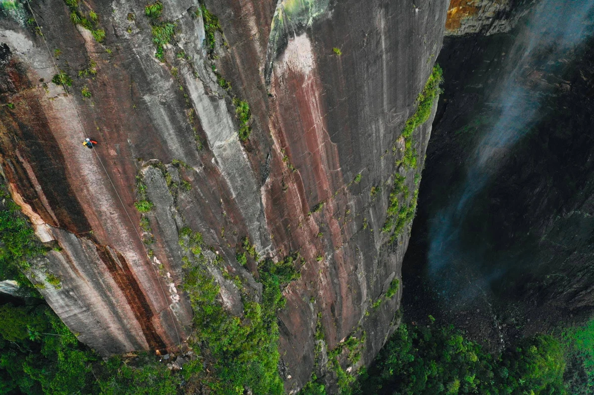 Zrobili to! Pięciu śmiałków z Polski: Darek Pachut, Dimitri Wika, Paweł Jankowski, Jan Wierzejski i Miłosz Forczek zjechało na linach z najwyższego wodospadu świata - Salto Angel w Wenezueli. A dokładniej, zjechało czterech - jeden skoczył z niego na spadochronie. Żeby dotrzeć na szczyt wodospadu, przedzierali się ponad tydzień przez dżunglę. Potem dwa dni spędzili na linach w ścianie skalnej, a następnie jeszcze kilka godzin spływali rzeką na indiańskich łodziach. To dopiero pierwszy etap projektu "Slide Challenge", który zakłada zdobycie i zjechanie na linach z dziesięciu najwyższych wodospadów świata. Nasi zdobywcy rozpoczynają powrót do Polski. 
