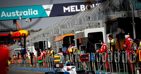 Robert Kubica uzyskał najgorszy czas okrążenia i odpadł po pierwszej części kwalifikacji przed niedzielnym wyścigiem o Grand Prix Formuły 1 w Melbourne. Polak stracił do najlepszego Lewisa Hamiltona ponad 4 sekundy. Przedostatni był jego kolega z Williamsa George Russell, który także pożegnał się z rywalizacją.