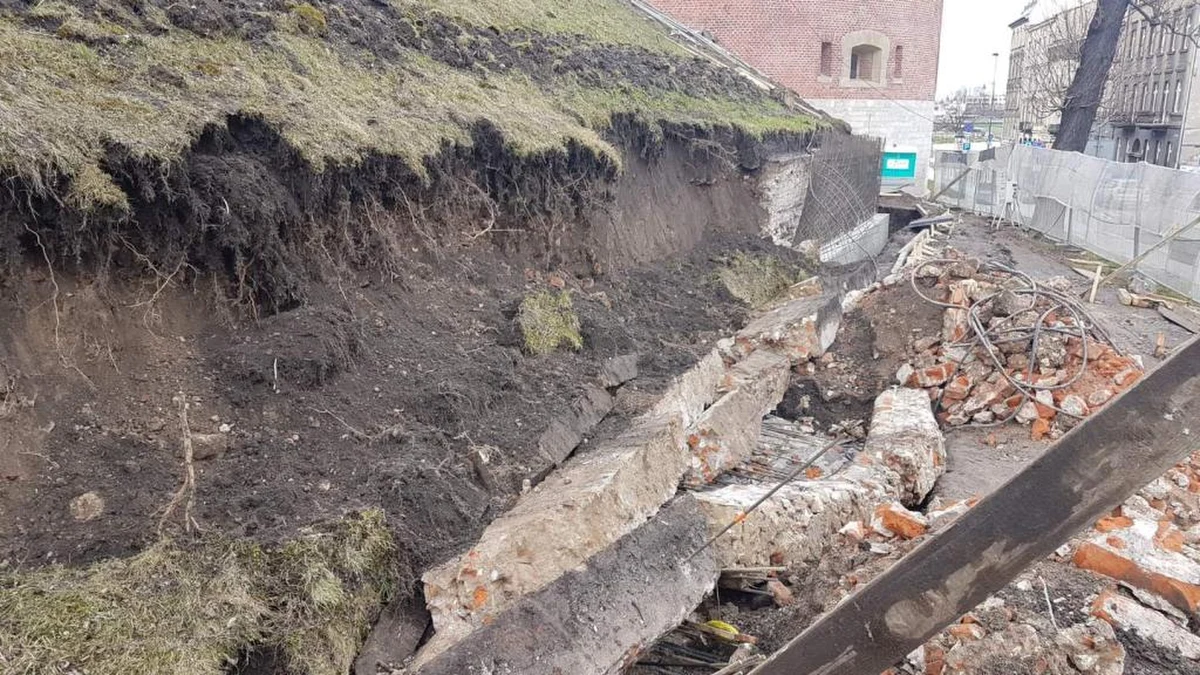 Podczas prac na Zamku Królewskim na Wawelu osunęła się ziemia. Pod jej ciężarem zawaliła się część muru i budowlane konstrukcje. Zginął 45-letni robotnik. Prace polegały na wzmocnieniu północnego zbocza wzgórza.