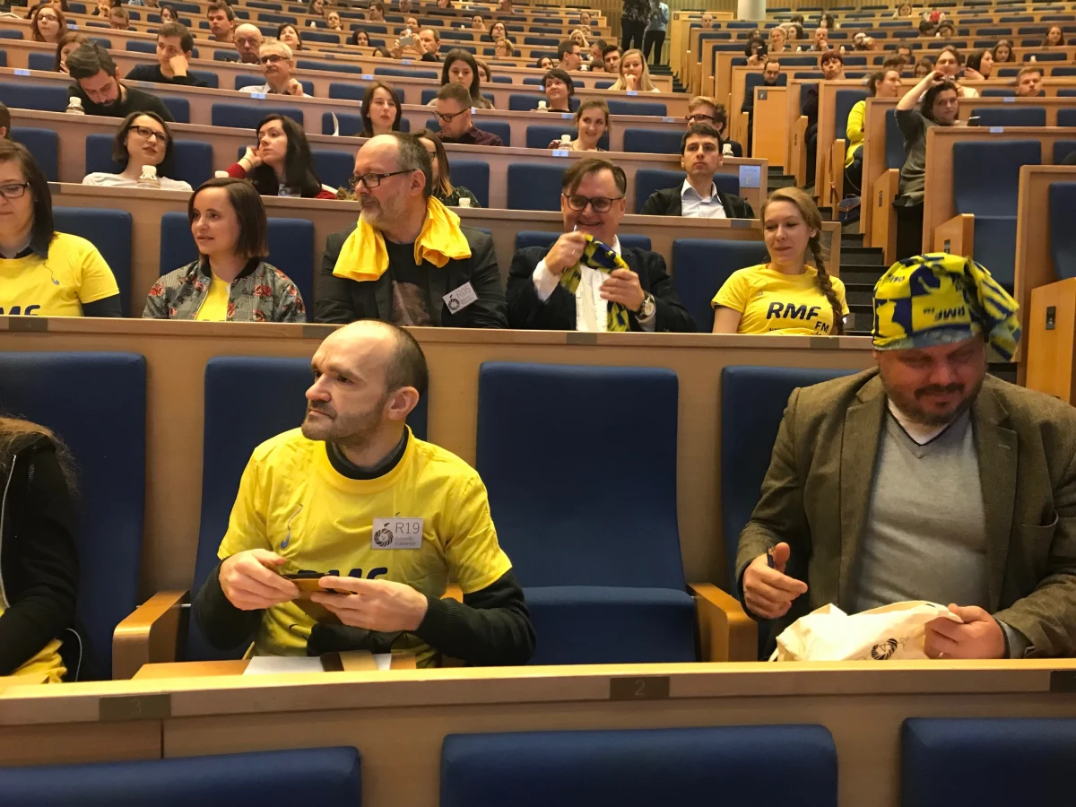 "Heca hecą, a latka lecą - żachnęła się rzewnie Żaneta z Żyrzyna" - to fragment "Dyktanda Krakowskiego", które w sobotę odbyło się w Auditorium Maximum UJ. Wśród kilkuset osób, które zmierzyły się z trudnym tekstem, była też ekipa RMF FM. W ramach dyktanda można było również spotkać się z gwiazdami: Markiem Piekarczykiem, Anną Wyszkoni oraz Roksaną Węgiel. Z tekstem V Dyktanda Krakowskiego w kategorii otwartej najlepiej poradził sobie Krzysztof Zubrzycki. Pan Krzysztof w niezwykle trudnym tekście popełnił zaledwie dwa błędy. W kategorii junior bezkonkurencyjna okazała się Zofia Balcerek. Z kolei w drużynie RMF FM dyktando najlepiej napisał Stanisław Gajos. Pan Gajos znalazł się też na 9. miejscu w kategorii otwartej.