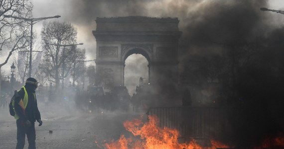 W sobotę centrum Paryża w czasie protestu „żółtych kamizelek” wybuchły zamieszki. Uczestnicy protestu zaczęli podpalać samochody, kioski z gazetami i agencje bankowe, dewastować restauracje oraz dokonywać rabunków w luksusowych sklepach. W jednym z podpalonych budynków strażacy z trudem uratowali matkę z dzieckiem.