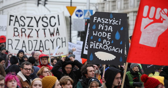 Ulicami Warszawy przeszedł marsz "Dość rasizmu i faszyzmu". Zorganizowała go koalicja Zjednoczeni Przeciw Rasizmowi.