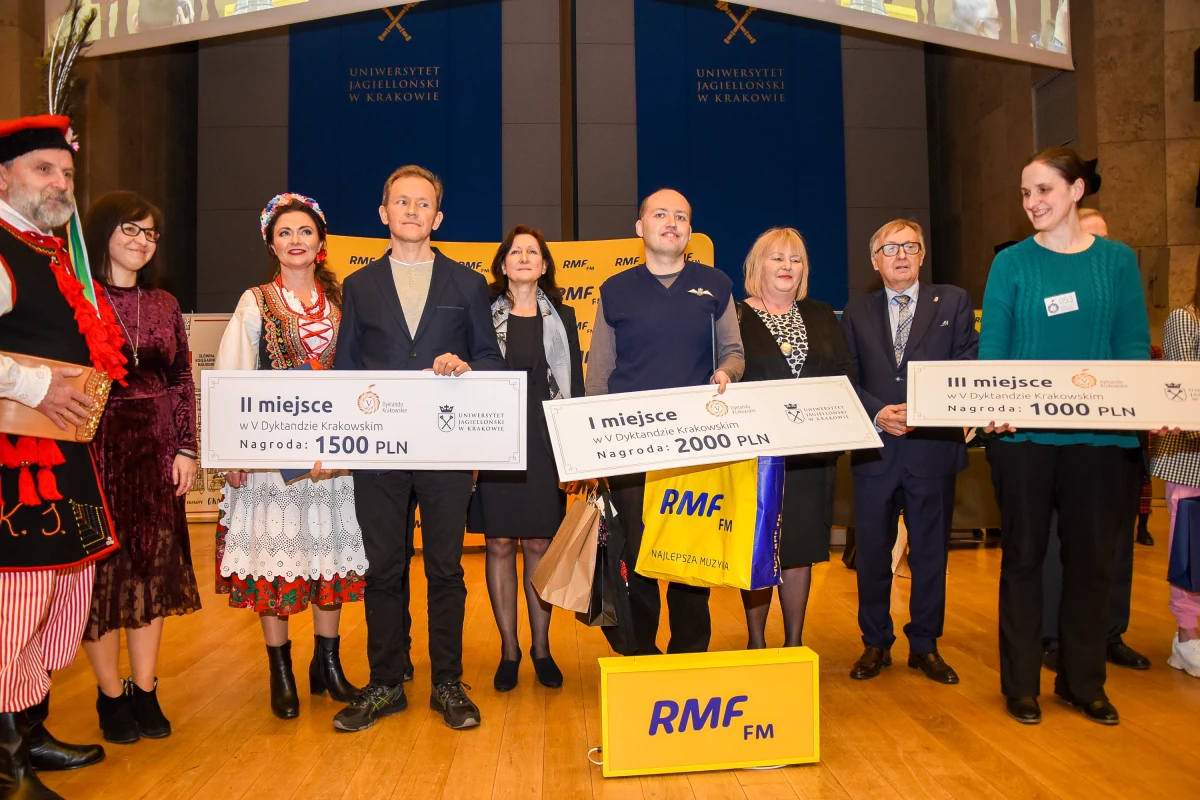 Znamy nazwisko nowego Krakowskiego Mistrza Ortografii! Z tekstem V Dyktanda Krakowskiego w kategorii otwartej najlepiej poradził sobie Krzysztof Zubrzycki. Pan Krzysztof w niezwykle trudnym tekście popełnił zaledwie dwa błędy. W kategorii junior bezkonkurencyjna okazała się Zofia Balcerek. Z kolei w drużynie RMF FM dyktando najlepiej napisał Stanisław Gajos. Pan Gajos znalazł się też na 9. miejscu w kategorii otwartej.