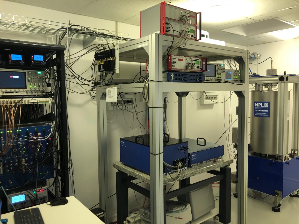 Działają tam najbardziej precyzyjne zegary w naszym kraju. Choć mierzą czas – próżno szukać na nich wskazówek albo wyświetlaczy znanych z zegarów, które wieszamy na ścianach. Jeśli mówimy, że jesteśmy punktualni co do sekundy, dla pracujących w Borówcu naukowców to określenie bardzo nieprecyzyjne. Trudno się dziwić, bo dzięki ich pomiarom można uzyskać tzw. sekundę atomową – współcześnie najbardziej precyzyjną jednostkę miary czasu. Korzystają z niej przede wszystkim naukowcy – radioastronomowie czy fizycy kwantowi. Jak się okazuje, jest też niezbędna w codziennym życiu. Precyzyjny czas ma ogromne znaczenie przy wyznaczaniu dokładnej pozycji w systemach nawigacyjnych. Odgrywa też kluczową rolę w łączności, np. w telefonii komórkowej. 