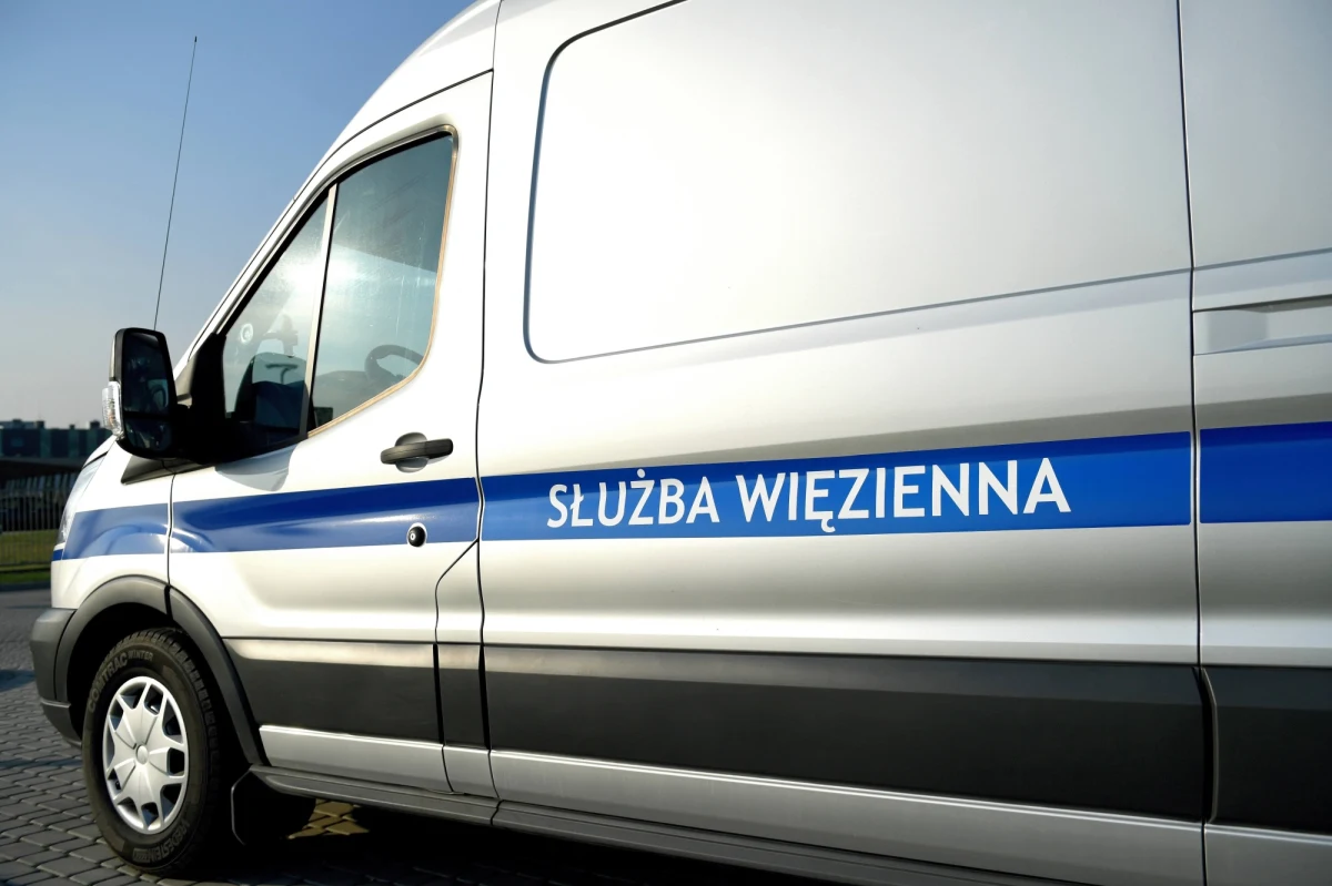 "Prokuratorskie śledztwa, postępowanie o mobbing, oskarżenie o molestowanie seksualne i zawiadomienie do ABW. Wszystkie te sprawy dotyczą ppłk. Marcina Strzelca – prawej ręki Patryka Jakiego i jednego z najważniejszych ludzi w polskim więziennictwie" - podaje Onet. Jak podkreślają dziennikarze portalu, mimo kontrowersyjnej przeszłości Strzelec robi dziś karierę. Bohater artykułu Onetu wydał już oświadczenie dot. informacji w nim zawartych. 