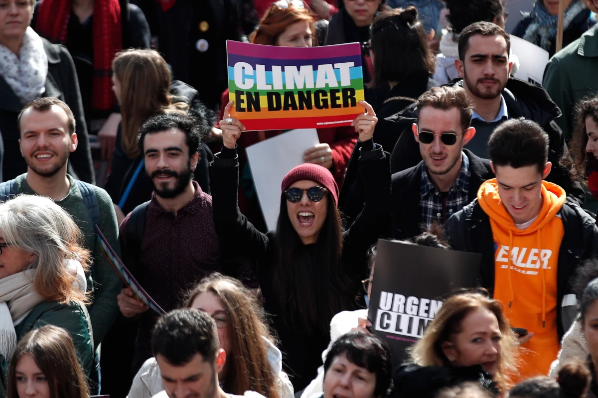 Kilkadziesiąt tysięcy osób wzięło udział w "Marszu dla stulecia" w Paryżu, który był protestem przeciw "bezczynności" władz wobec zmian klimatycznych. Podobne manifestacje odbyły w ponad 200 miastach Francji. Według firmy Occurence pracującej dla grupy mediów uczestników demonstracji w stolicy było 45 tys., a według policji 36 tys. Sami organizatorzy poinformowali, że było ich 107 tys.