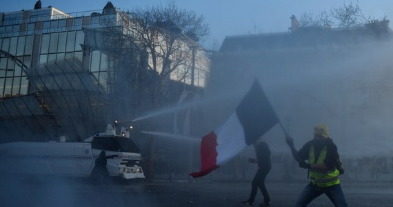 "Paryż płonie, a prezydent Macron jeździ sobie na nartach!” – Tak wiele francuskich mediów komentuje kolejną falę zamieszek, które wybuchły podczas sobotniej demonstracji "żółtych kamizelek" w Paryżu. W tym samym czasie szef państwa postanowił spędzić weekend szusując w Pirenejach.