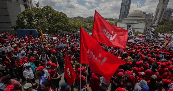 Po awarii wenezuelskich elektrowni, która od 7 do 12 marca pogrążyła kraj w ciemnościach i którą prezydent Nicolas Maduro tłumaczy "cybersabotażem" ze strony USA, kontrolę nad 114 elektrowniami objęło na jego rozkaz wojsko. "Rozpoczynają się ćwiczenia pod kryptonimem Akcja Integralna, mające na celu ochronę strategicznych systemów usług w kraju. Nie pozwolimy, aby wrogowie ojczyzny ponownie naruszyli spokój bohaterskiego narodu wenezuelskiego" - oświadczył Maduro na Twitterze.
