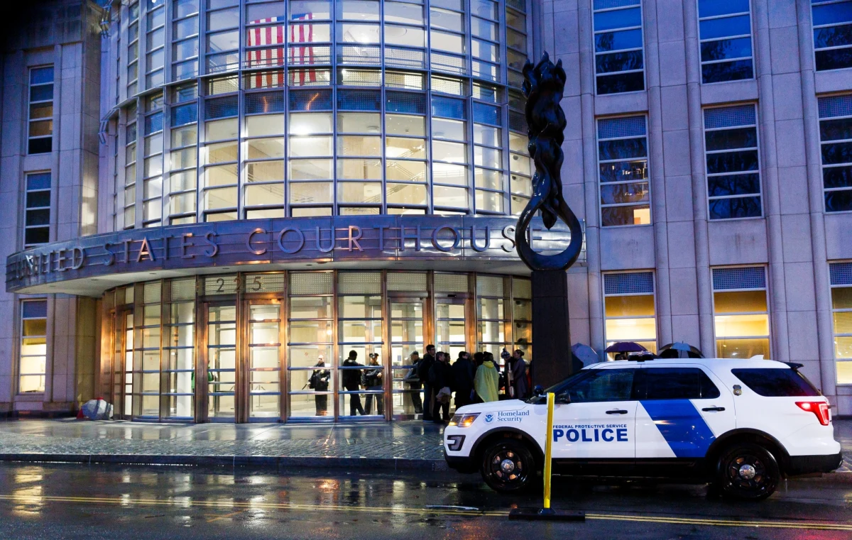 W rękach nowojorskiej policji jest Anthony Comello. 24-latek podejrzewany jest o zamordowanie domniemanego przywódcy rodziny przestępczej Gambino. Francesco „Frank” Cali został zastrzelony w środę w Nowym Jorku. Motyw zabójstwa nie jest jeszcze znany.