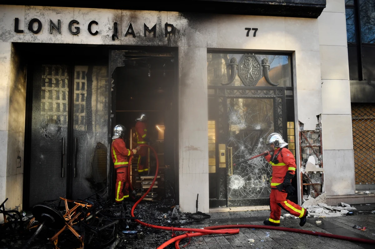 Prezydent Macron i rząd przestali panować nad sytuacją – tak prasa we Francji komentuje kolejną, sobotnią falę zamieszek podczas demonstracji żółtych kamizelek w Paryżu. 


