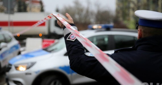 Ciało 69-letniej kobiety znaleziono w jednym z domów w Prostyni na Mazowszu. Sprawą zajmuję się policja i prokuratura, które badają okoliczności zdarzenia. Służby nie wykluczają zabójstwa.