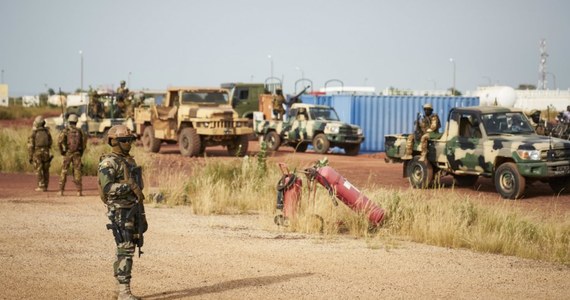 Co najmniej 16 żołnierzy zostało zastrzelonych w ataku w nocy z soboty na niedzielę na wojskową bazę w regionie Mopti w środkowym Mali - poinformowało dwóch lokalnych radnych.
