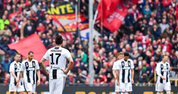 Grający w częściowo rezerwowym składzie Juventus, m.in. bez Wojciecha Szczęsnego i Portugalczyka Cristiano Ronaldo, przegrał pierwszy w tym sezonie mecz we włoskiej ekstraklasie. Broniący tytułu piłkarze z Turynu ulegli na wyjeździe Genoi 0:2 w 28. kolejce.