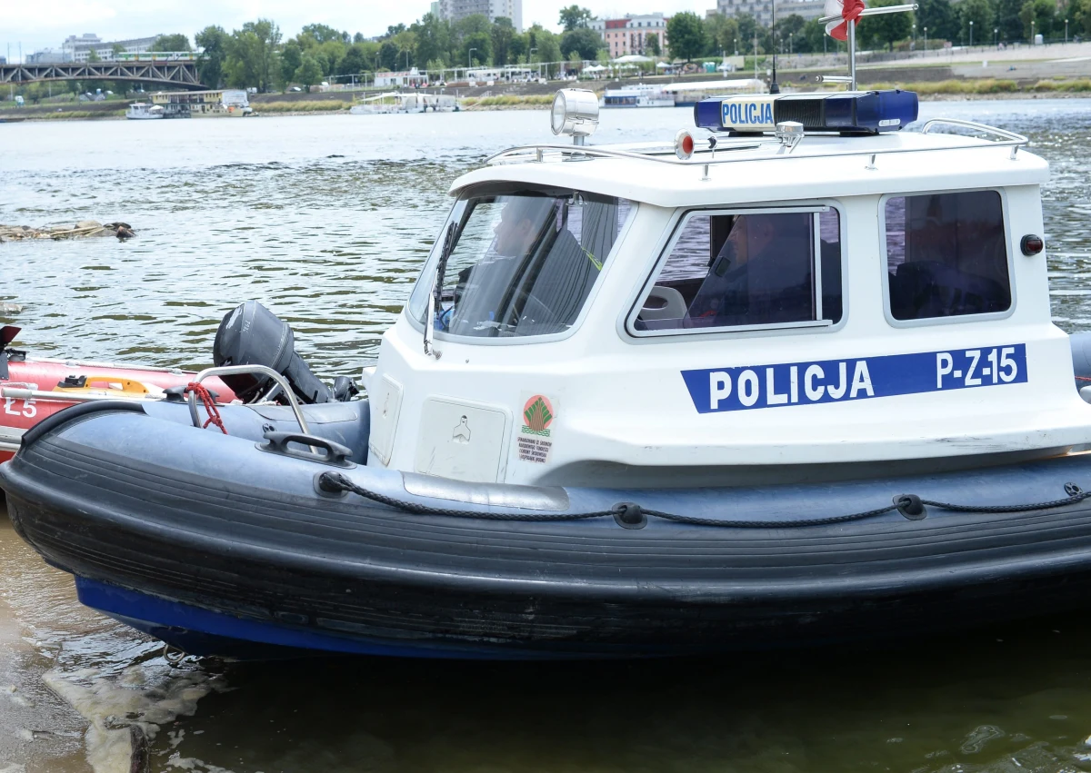Policjanci i ratownicy próbują odnaleźć mężczyznę, który krótko po godz. 14 spadł ze skutera wodnego w okolicach mostu Śląsko-Dąbrowskiego w Warszawie. 